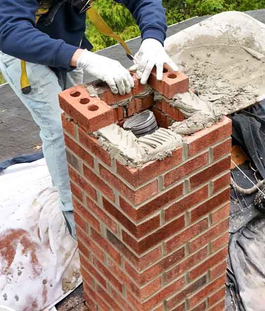Flexible liner set into a freshly laid brick chimney column